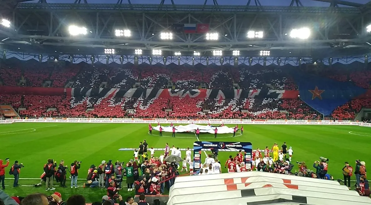 Перфоманс фанатов Спартака на дерби с ЦСКА на стадионе